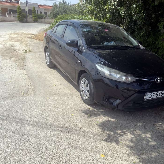 سيارة للبيع تويوتا يارس بنزين بحالة الوكالة بدون حوادث الحمدالله اوتوماتيك 2014