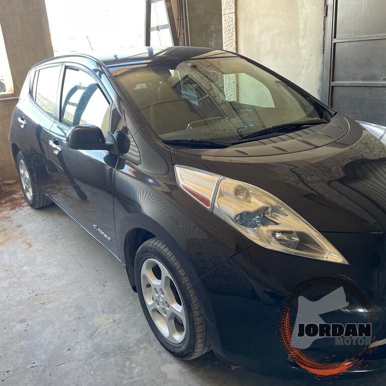 نيسان ليف 2015 مدخلين للبيع 10بار مع الشاحن الاصلي