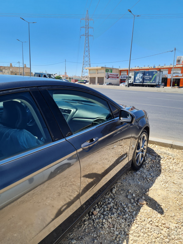 فورد فيوجن سبورت مع فتحة