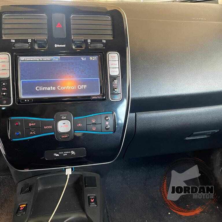 نيسان ليف 2015 مدخلين للبيع 10بار مع الشاحن الاصلي