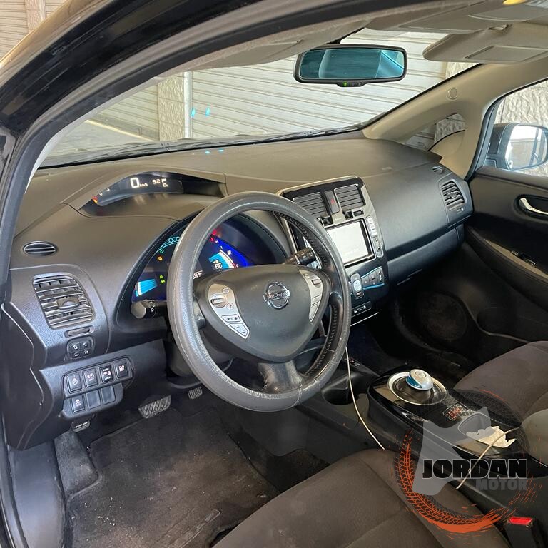 نيسان ليف 2015 مدخلين للبيع 10بار مع الشاحن الاصلي